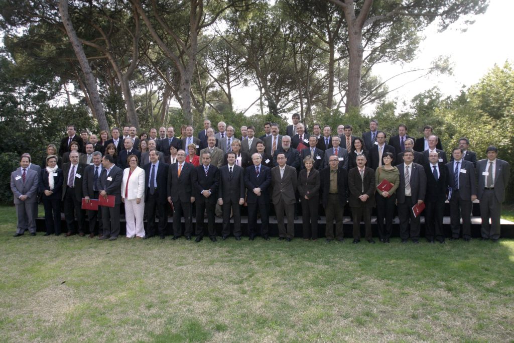 Foto de família del XI Consell General del Pacte Industrial amb els representants de les entitats membres