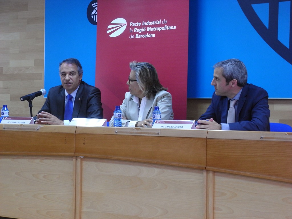 De izq. a dcha.: Xavier Casares, presidente del Consejo Catalán de Formación Profesional; Mª Rosa Fiol, presidenta de la Comisión de Formación del Pacto Industrial, y Carles Rivera, coordinador gerente del Pacto Industrial