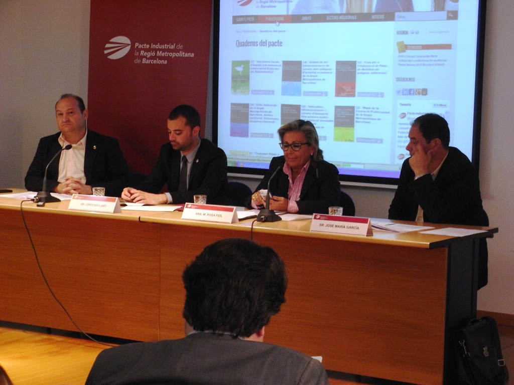 De izq. a dcha.: Carles Ruiz, presidente del Comité Ejecutivo y alcalde de Viladecans; Jordi Ballart, alcalde de Terrassa; Mª Rosa Fiol, vicepresidenta del Consejo General, y José M. García, secretario de la asociación