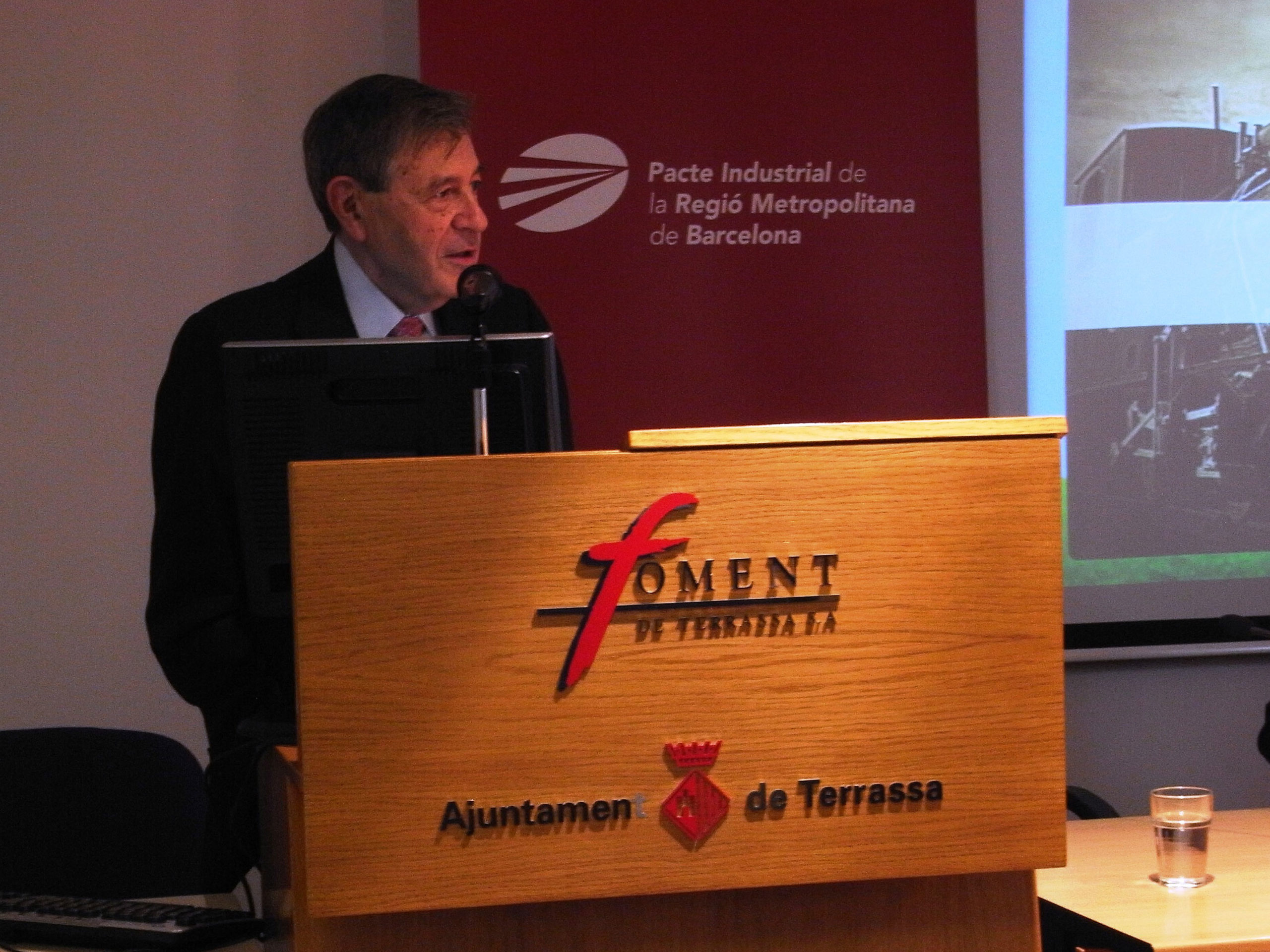 El professor d’IESE Business School Pedro Nueno en un moment de la conferència que ha pronunciat amb el títol “El sector de l’automòbil i el futur de la indústria a la Regió Metropolitana de Barcelona”