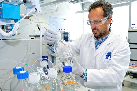 Científic realitzant proves en un laboratori. Foto: Nestlé