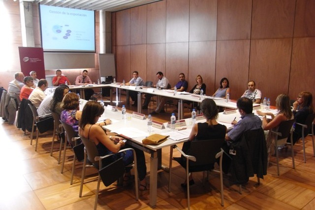 Un moment de la sessió de presentació de l'esborrany de l'estudi