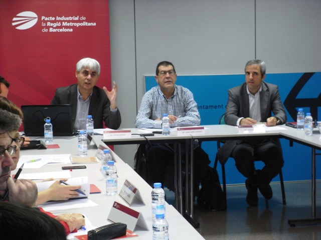 D’esq. a dta.: Ignasi Ragàs, autor del paper; Juan José Casado, president de la Comissió de Mobilitat del Pacte Industrial, i Carles Rivera, coordinador gerent del Pacte Industrial