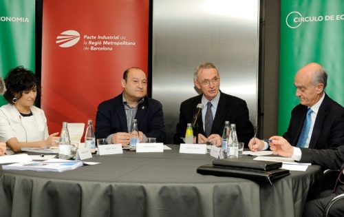 L-R: Joaquim Coello, a member of the Industry Working Group of the Cercle d'Economia; Noemí Moya, External and Government Affairs Section Manager of Nissan Motor Ibérica; Carles Ruiz, the Chair of the Executive Committee of the Pacte Industrial and Mayor of Viladecans; Antón Costas, President of the Cercle d'Economia; Vicenç Aguilera, president of the CIAC, and Ciriaco Hidalgo, Governmental and Institutional Relations Manager of SEAT-Volkswagen Spain