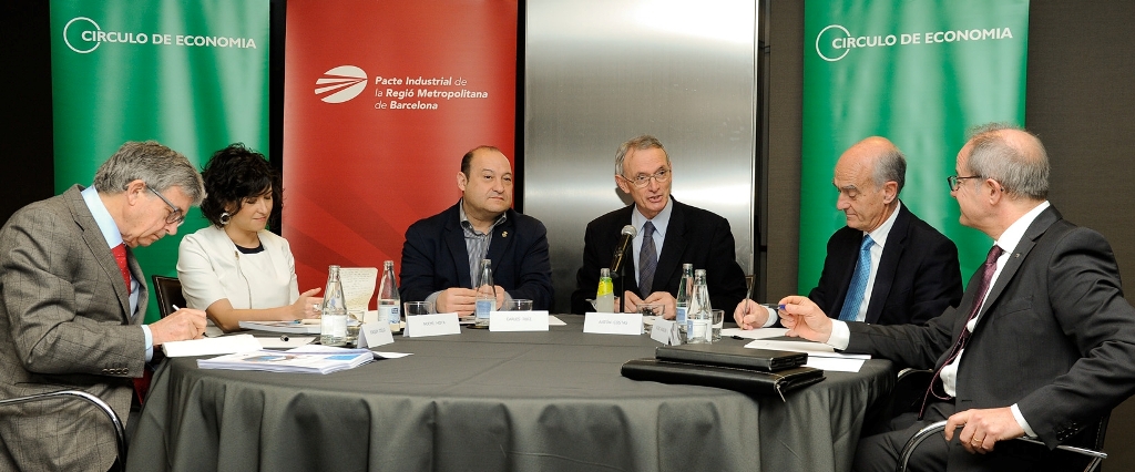 L-R: Joaquim Coello, a member of the Industry Working Group of the Cercle d'Economia; Noemí Moya, External and Government Affairs Section Manager of Nissan Motor Ibérica; Carles Ruiz, the Chair of the Executive Committee of the Pacte Industrial and Mayor of Viladecans; Antón Costas, President of the Cercle d'Economia; Vicenç Aguilera, president of the CIAC, and Ciriaco Hidalgo, Governmental and Institutional Relations Manager of SEAT-Volkswagen Spain