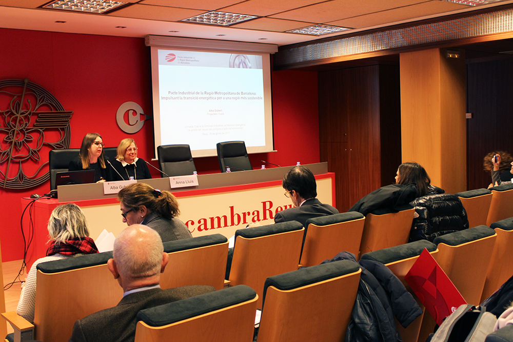 De izq. a dcha.: Alba Gubert y Anna Lluís en un momento de la presentación del Cuaderno 14 del Pacto Industrial