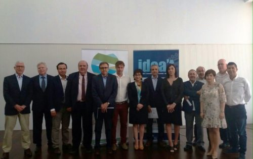 Participantes y organizadores antes del inicio de la jornada.