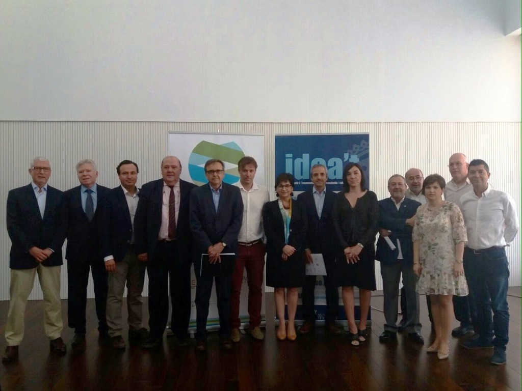 Participantes y organizadores antes del inicio de la jornada.