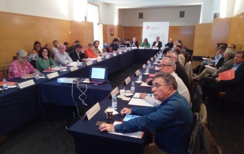 Los asistentes a la reunión durante el repaso a las actividades de la asociación.