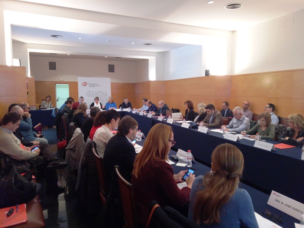 Los asistentes a la reunión durante el repaso a las actividades de la asociación.